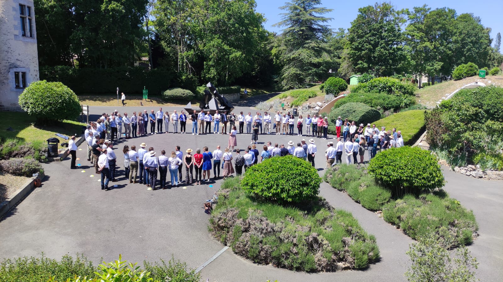 Formations diversité et inclusion : personnes diverses travaillant en extérieur en groupe